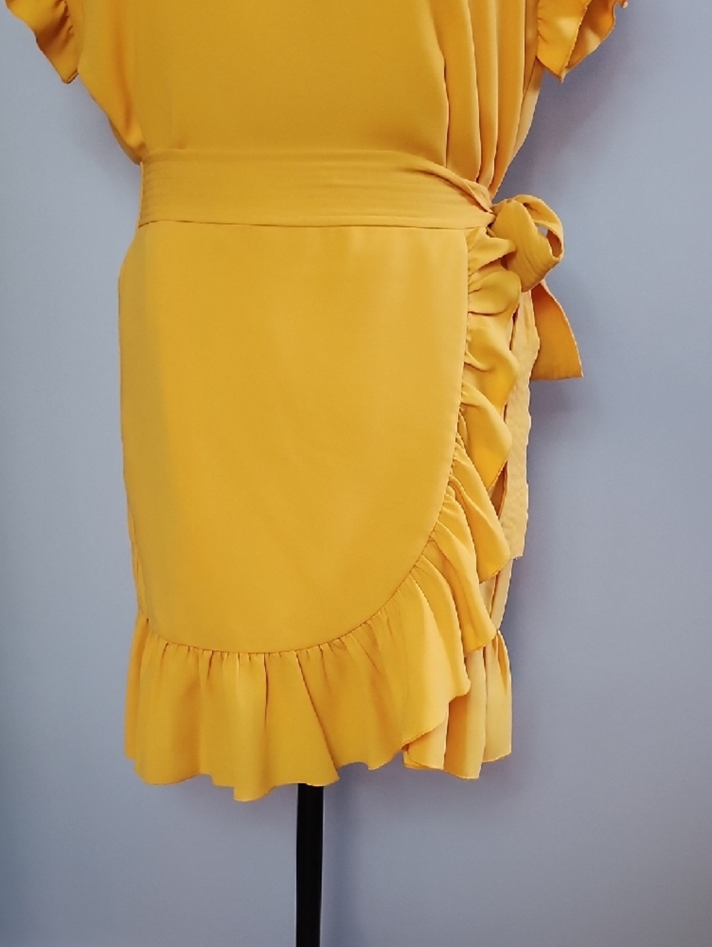 ARITZIA WILFRED Ninette round neck ruffles faux wrap dress in Tuscan Sun yellow - Picture 5 of 14
